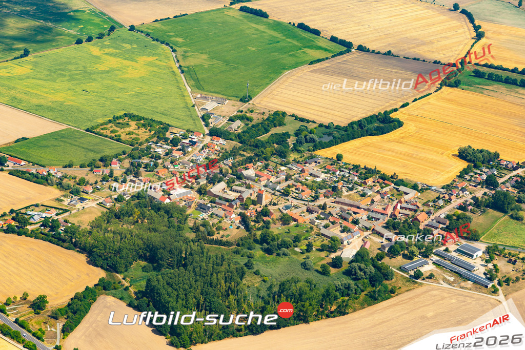 Die Luftaufnahme Groß Schwechten - Stendal wurde 2022 vom Flugzeug aus (keine Drohne) erstellt. Hohe Auflösung -für große Poster und Wandbilder geeignet - Garantiert!