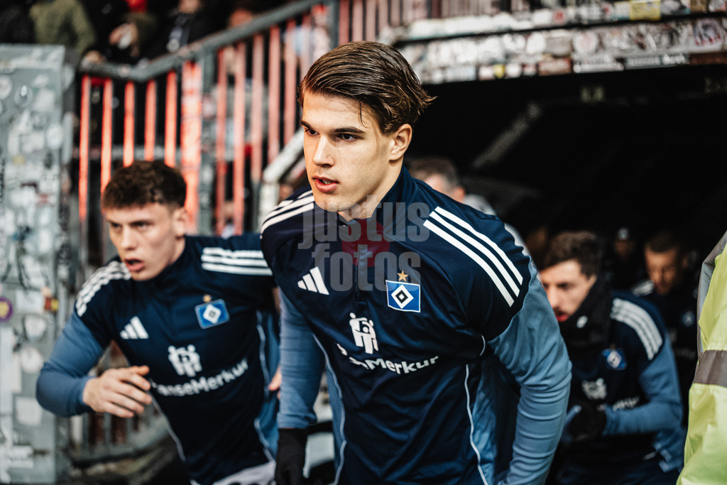 Fußball | Männer | Saison 2025/2026  | Fußball-Bundesliga | 19. Spieltag | FC St. Pauli vs. Hamburger SV | 23.01.2026 | Luka Vuskovic (#44, HSV) auf dem Weg zum Aufwärmen