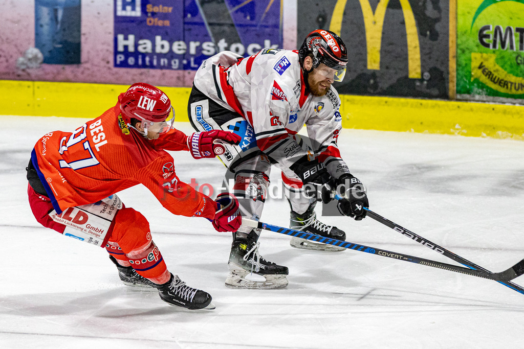 EC Peiting vs ECDC Memmingen Indians | Eishockey Oberliga Süd 2023/2024, EC Peiting vs ECDC Memmingen Indians, 20231103,
Duell zwischen Marc BESL (ECP 97) und Lubor POKOVIC (ECDC 24),
2023-11-03 in Peiting (Eisstadion)
97 Marc BESL (ECP 97), 24 Lubor POKOVIC (ECDC 24)
Copyright: WolfgangxLindner sportworld