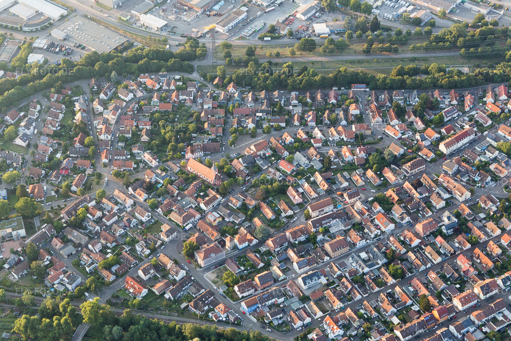 Luftbild: St. Valentin im Ortsteil Daxlanden in Karlsruhe im Bundesland Baden-Württemberg in Deutschland. Foto: IMG_109206.jpg vom 25.07.2018 durch Werner Riehm/FLY-FOTO.de