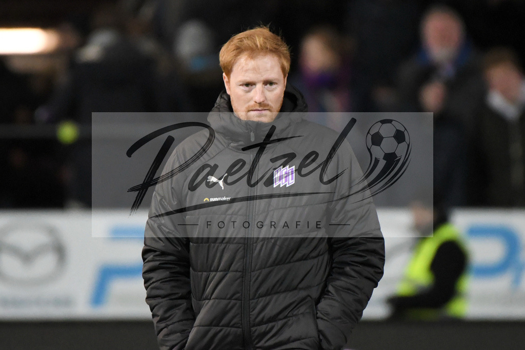 20200129_OSNSVS_0023JPG | Fußball, Herren: Geschaeftsführer Benjamin Schmedes (VfL Osnabrück) schaut beim Spiel der 2. Bundesliga zwischen VfL Osnabrück vs. SV Sandhausen am 29.01.2020 im Stadion an der Bremer Brücke in Osnabrück, Deutschland.(Foto von Nico Paetzel) - Realisiert mit Pictrs.com