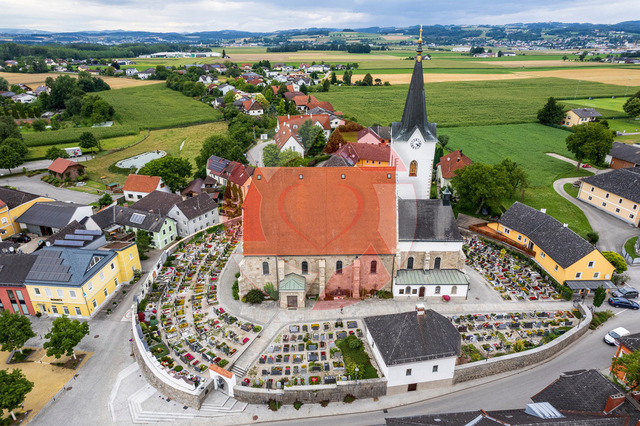 Kirche Naarn mit Friedhof | Heimatbilder.at, Bilder aus unserem Daheim für dein Daheim. Für Sonderwünsche bitte das Kontaktformular auf www.heimatbilder.at benutzen. - Realisiert mit Pictrs.com