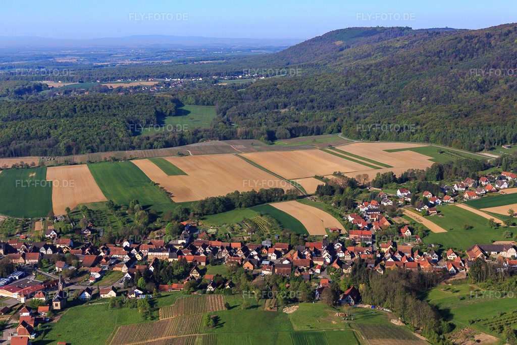 Luftbild: Ortsansicht aus Nordosten in Cleebourg im Bundesland Bas-Rhin in Frankreich. – Foto: IMG_099305.jpg vom 30.04.2017 durch Werner Riehm/FLY-FOTO.de – Auflösung des Originals: 5472 x 3648 px