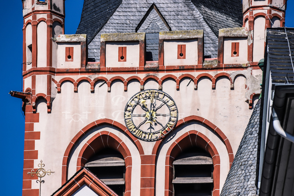 Bacharach-9431 | Die Turmuhr der Kirche St. Peter in Bacharach. Die Kirche ist seit der Reformation evangelisch. - Realisiert mit Pictrs.com