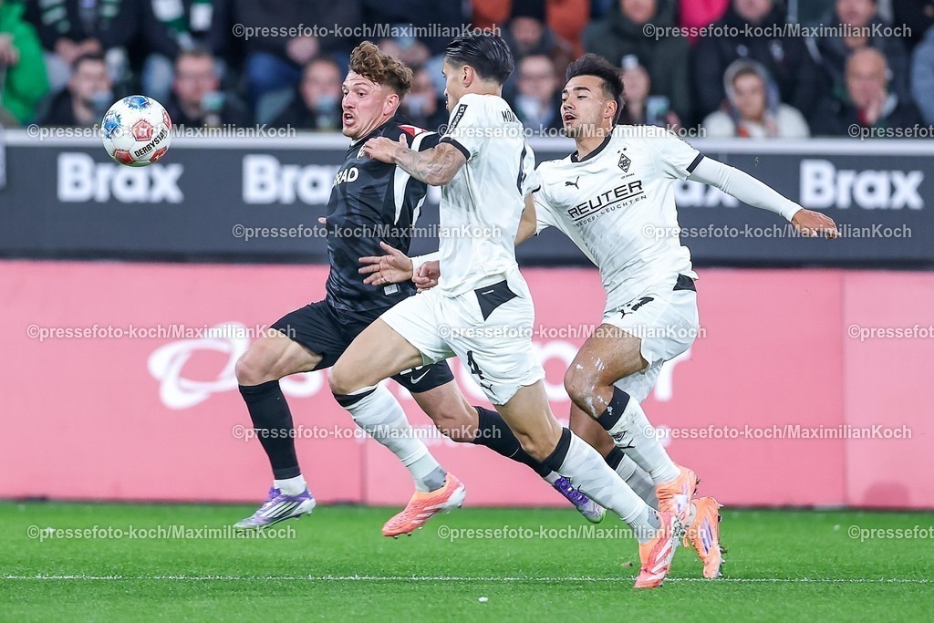 BMG05102501010 | 05.10.2025, Fußball, Borussia Mönchengladbach - SC Freiburg, 1. Fußball Bundesliga, Borussia-Park, Saison 2025 2026: Philipp Treu&nbsp;(SC Freiburg #29) im Zweikampf gegen  Kevin Diks&nbsp;(Borussia Mönchengladbach #04) DFB regulations prohibit any use of photographs as image sequences and or quasi-video.