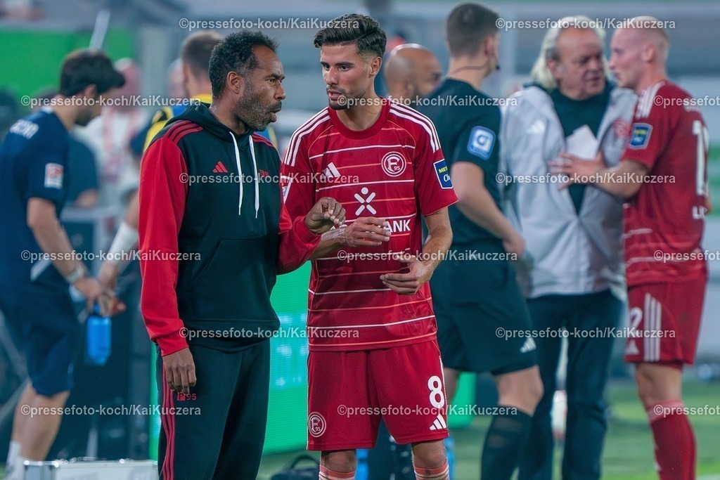 xKKUx30082501050 | 30.08.2025, xkkux, Fußball, Fortuna Düsseldorf - Karlsruher SC, 2. Fußball Bundesliga, Merkur Spiel-Arena, Saison 2025 2026: Cheftrainer Daniel Thioune (Fortuna Düsseldorf #hc) gestikulierend neben Anouar El Azzouzi&nbsp;(Fortuna Düsseldorf #08)  DFB regulations prohibit any use of photographs as image sequences and or quasi-video.