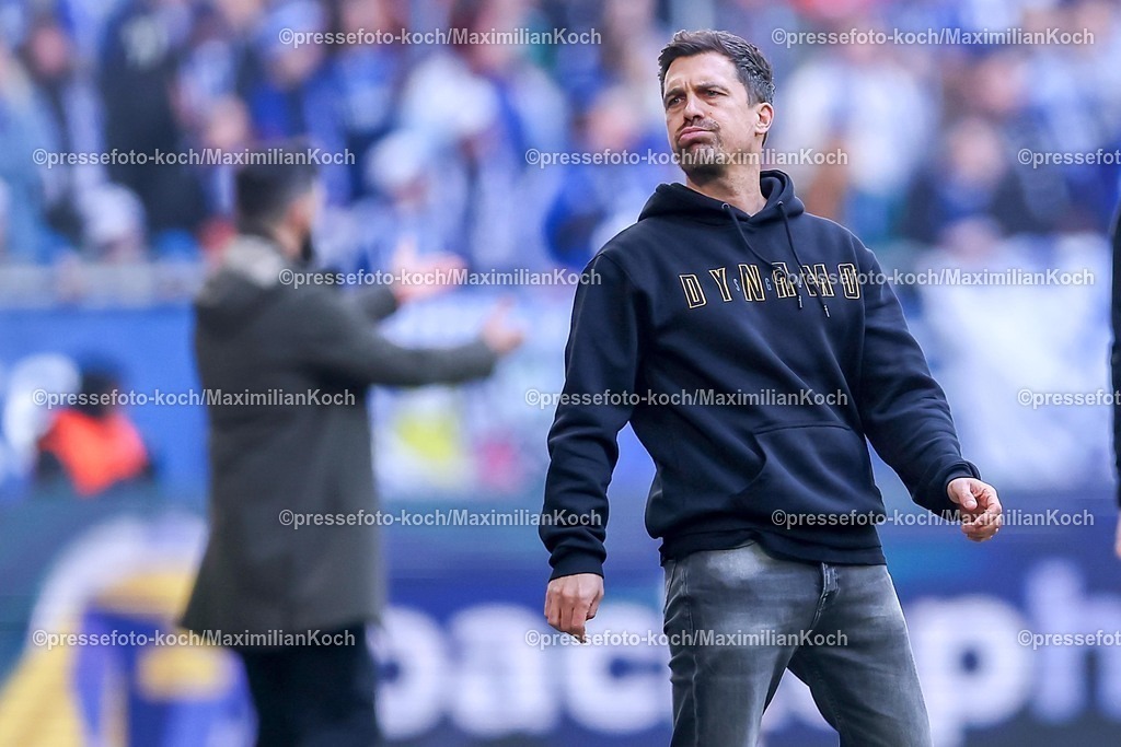S0407022601034 | 07.02.2026, Fußball, FC Schalke 04 - SG Dynamo Dresden, 21. Spieltag, 2. Fußball Bundesliga, Veltins-Arena Gelsenkirchen, Saison 2025 2026: Cheftrainer Thomas&nbsp;Stamm (Dynamo Dresden #hc) enttäuscht Enttäuschung gestikulierend am Spielfeldrand   DFB regulations prohibit any use of photographs as image sequences and or quasi-video.