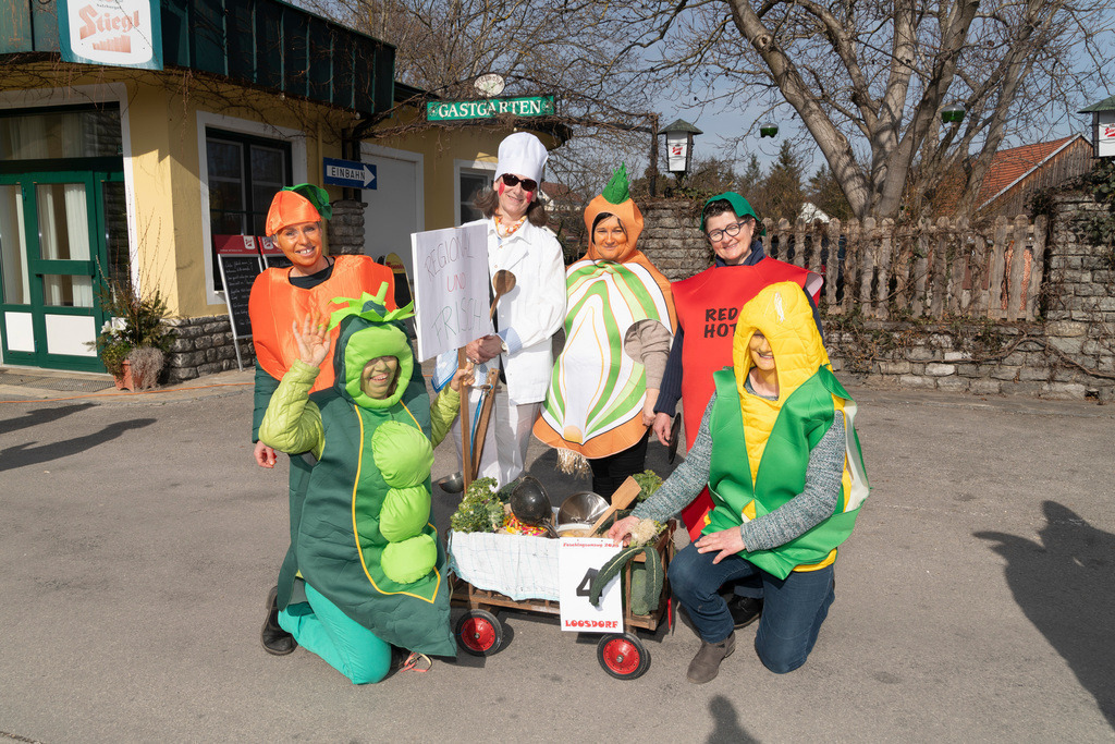 Umzug2025-008_8766 | Fotostrecke: FASCHINGSUMZUG 2025 in Loosdorf. 22 Masken(gruppen)-Teilnehmer: Loosdorfer Vereine, Wirtschaftstreibende, Gemeindeabordnungen sowie Kreditinstitute. rund 700 Besucher entlang der Hauptstrasse. Veranstaltungs-Sicherung durch Mannschaft der FF-Loosdorf mit schwerem Gerät. Maskenprämierung am EKZ-Platz durch Bgm. Thomas Vasku in den Kategorien: Bester Festwagen (Fa. gkonzept-Groissenberger; Beste Personengruppe-ASK-Loosdorf; Beste Einzelperson; Weiteste Anreise-FF Schollach;
