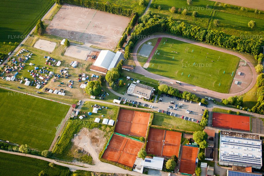 Luftbild: Handballpfingstturnier im Ortsteil Langensteinbach in Karlsbad im Bundesland Baden-Württemberg in Deutschland. Foto: IMG_27608.jpg vom 23.05.2010 durch Werner Riehm/FLY-FOTO.de