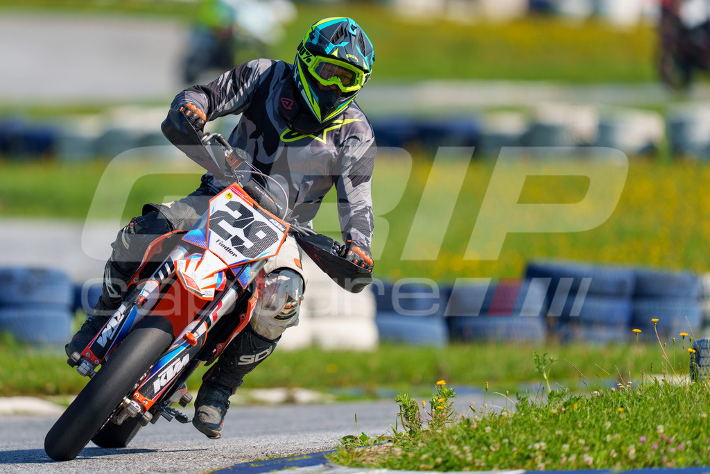 SuperMoto_Staatsmeisterschaft_Greinbach_168 | GRIPcapture steht für authentische Sportfotografie in Österreich – für Momente, die mehr sind als Geschwindigkeit oder Ergebnis. Es geht um Emotion, Spannung, Fokus und den Augenblick, der oft nur einen Wimpernschlag dauert.Ob Motorsport, Teamsport oder 