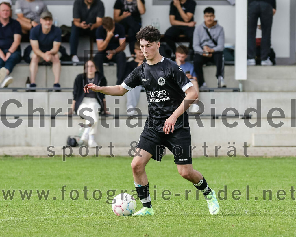 2023-07-02_108_SV_Walpertskirchen_gegen_FC_Herzogstadt | Walpertskirchen, Deutschland, 02.07.2023:
Fußball, Kreisliga 2023 / 2024, Testspiel, SV Walpertskirchen gegen FC Herzogstadt, Endergebnis: 

Benedikt Schießl (FC Herzogstadt, #13)

Foto: Christian Riedel / fotografie-riedel.net