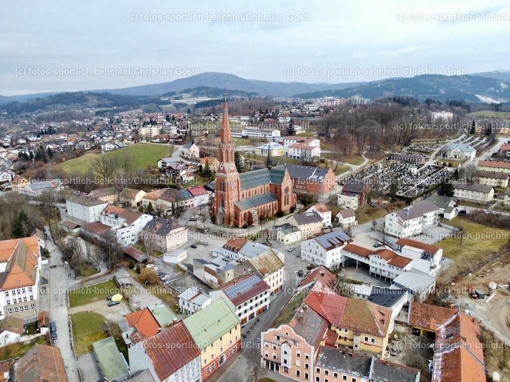 Stadtpfarrkirche St. Nikolaus in Zwiesel | DCIM\100MEDIA\DJI_0042.JPG - Realisiert mit Pictrs.com