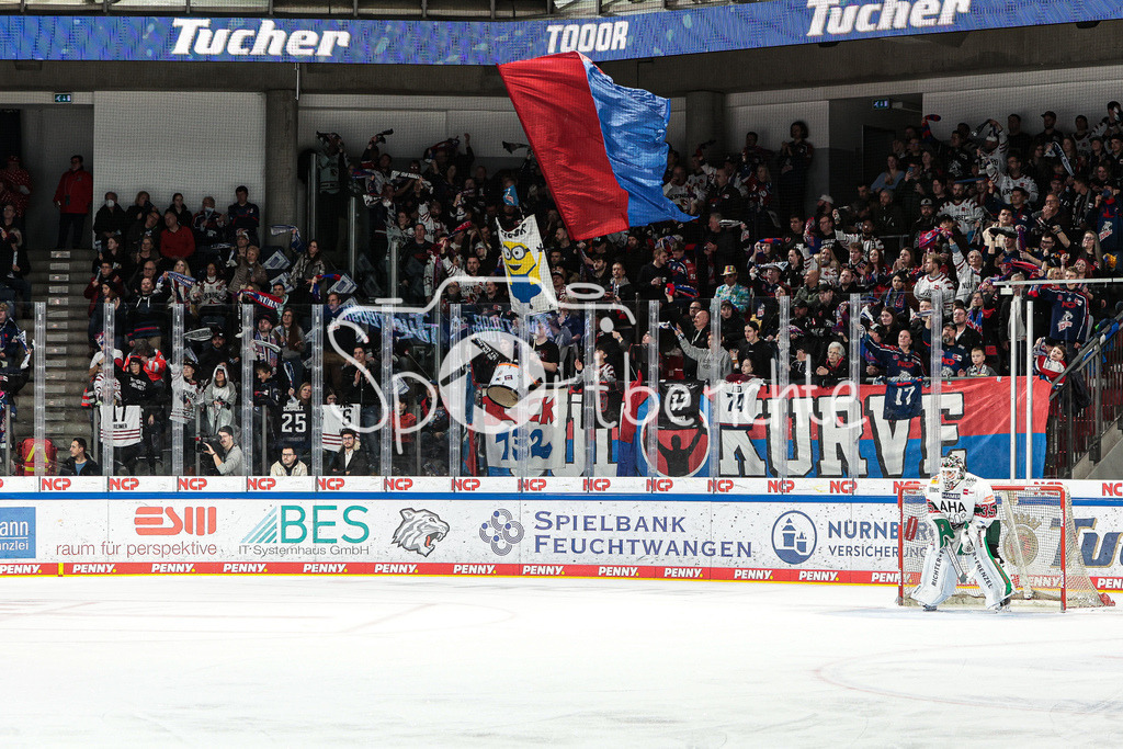 Nuernberg ICE Tigers - Augsburger Panther | Die Fans der Hausherren freuen sich ueber das Tor zum 4-2 durch Dennis LOBACH (NIT #26)
