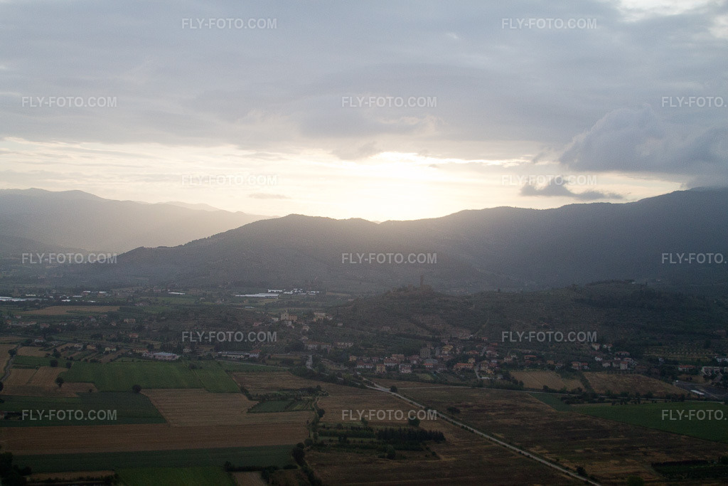Aerial view: View of the town in Castroncello in the state Tuscany, Italy. – Photo: IMG_43261.jpg taken on 07/24/2011 by Werner Riehm/FLY-FOTO.com – Resolution of the original: 4272 x 2848 px