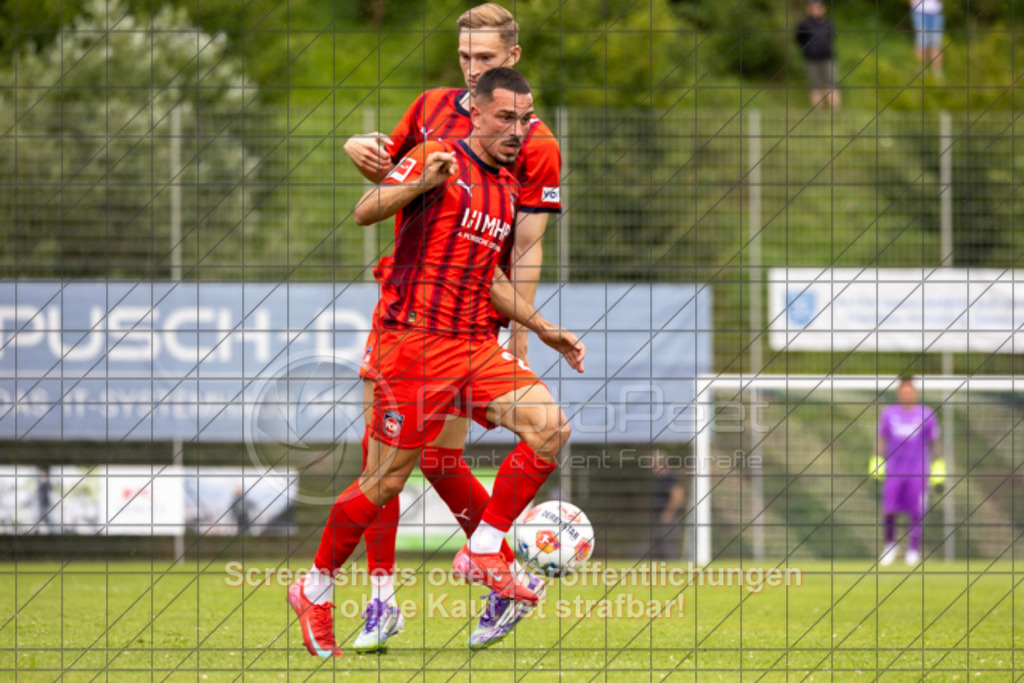 20250706_160622_1292 | #,TSG Salach (blau) vs. 1.FC Heidenheim (rot), Fußball, Freundschaftsspiel - WfV, Saison 2025/2026, Rasensportplatz, Staufenecker Str. 41, 73084 Salach, 06.07.2025 - 15:30 Uhr,Foto: PhotoPeet-Sportfotografie/Peter Harich