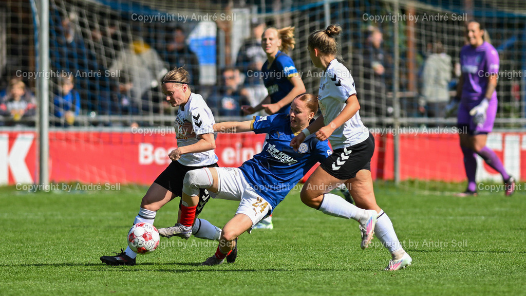 Holstein Kiel vs SV Henstedt-Ulzburg | Kira Hasse (Holstein #24) vs Vera Homp (SVHU #20) &amp; Anna Johannsen (SVHU #22) / Fußball-Regionalliga Nord Frauen 2025/2026 / Holstein Kiel vs SV Henstedt-Ulzburg / Waldwiese / Kiel / 14.09.25 - Realisiert mit Pictrs.com