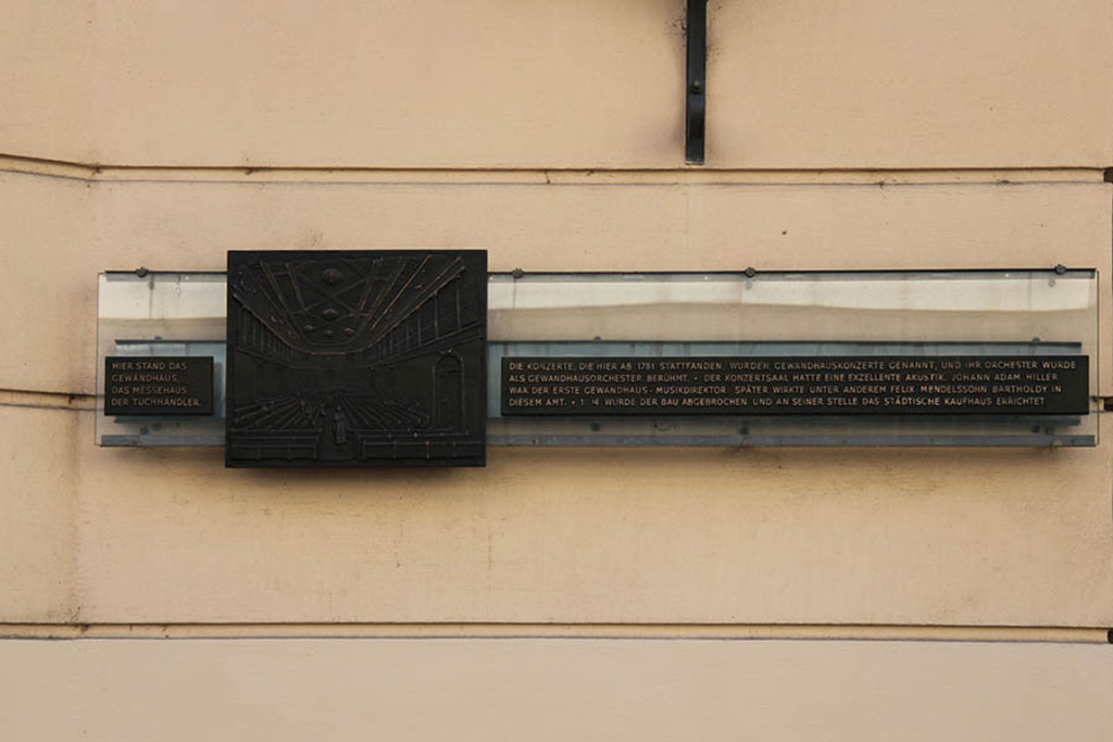 Foto: Leipzig - Gedenktafel Standort Altes Gewandhaus | Das Team hinter BILDLEXIKON LEIPZIG bündelt historische wie aktuelle Informationen über die Stadt Leipzig in Text und Bild auf einer Plattform und stellt diese der interessierten Öffentlichkeit zur Verfügung.