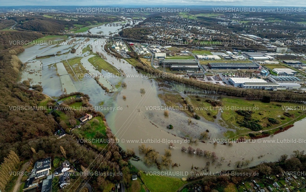 Hattingen231202296Ruhr-topaz | Luftbild, Ruhrhochwasser, Weihnachtshochwasser 2023, Fluss Ruhr tritt nach starken Regenfällen über die Ufer, Überschwemmungsgebiet Kosterbrücke und LWL-Museum Henrichshütte, Bäume im Wasser, Weitmar-Mark, Bochum, Ruhrgebiet, Nordrhein-Westfalen, Deutschland