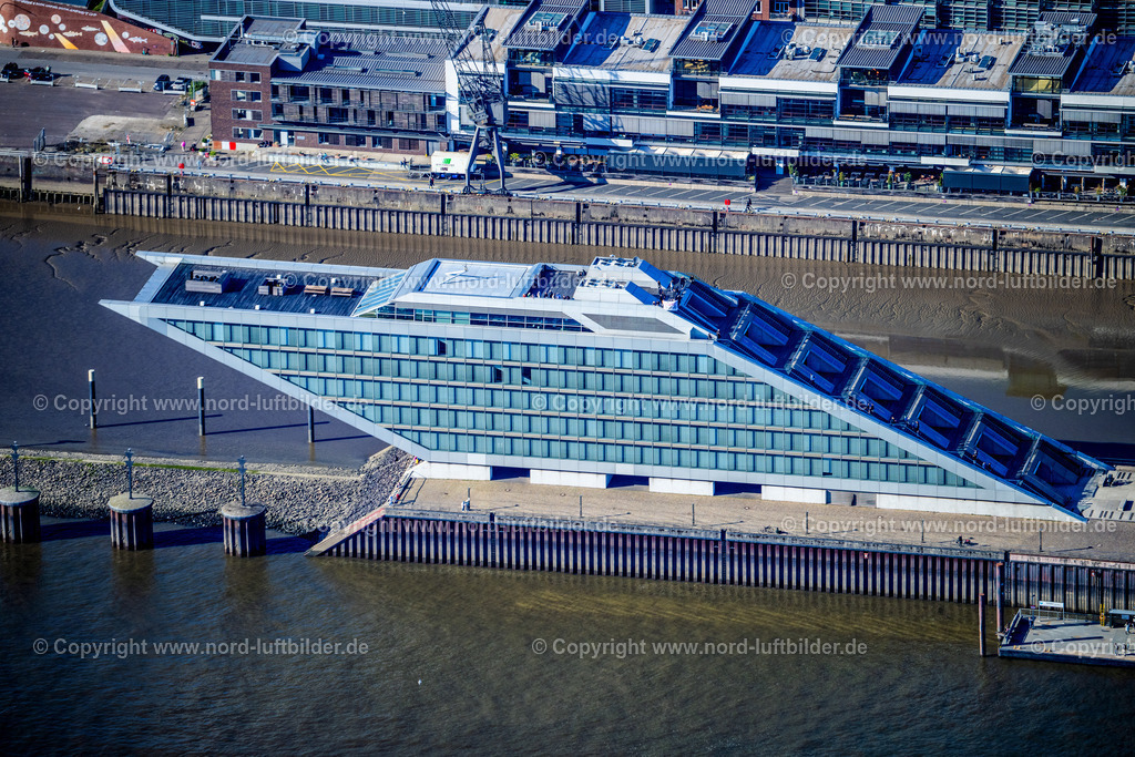 Hamburg_Dockland_ELS_3569060425 | HAMBURG 06.04.2025 Bürogebäude des Verwaltungs- und Geschäftshauses Dockland mit Aussichtspunkt und mit Fährschiff in Hamburg, Deutschland. // Office building Dockland in Hamburg, Germany. Foto: Martin Elsen
