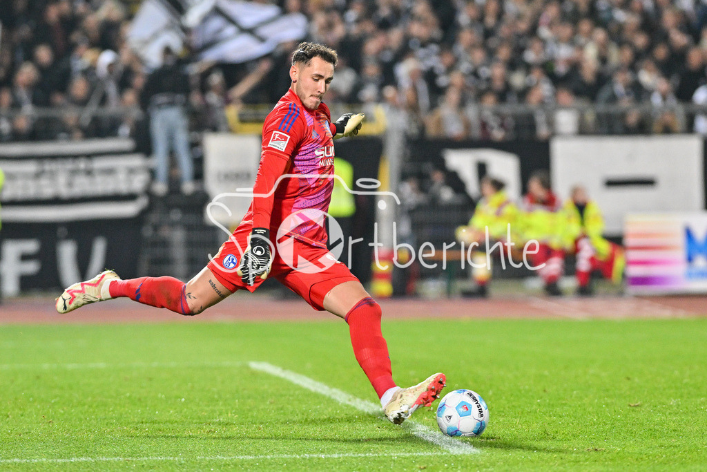 SSV Ulm 1846 Fussball - FC Schalke 04 | am Ball Justin HEEKEREN (FC Schalke #28) / Freisteller / Einzelfoto / 2. Bundesliga: SSV Ulm 1846 Fussball - FC Schalke 04, Donaustadion am 01.11.2024
