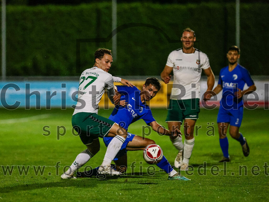 2023-10-13_038_FC_Schwaig_gegen_TSV_Ampfing | Oberding, Deutschland, 13.10.2023:
Fußball, Landesliga Südost 2023 / 2024, 16. Spieltag, FC Schwaig gegen TSV Ampfing, Endergebnis: 3:2

Maximilian Buchauer (FC Schwaig, #27), Ivo Petrovic (TSV Ampfing, #19), Markus Straßer (FC Schwaig, #11)

Foto: Christian Riedel / fotografie-riedel.net
