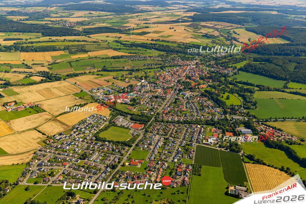 Neue Luftbildaufnahme der Stadt Willebadessen - Das Luftbild wurde 2025 vom UL-Flugzeug heraus erstellt ( keine Drohnenaufnahme ) - Hochauflösende Luftaufnahme - für Wandbilder und großformatige Ausdrucke geeignet. Das besondere Geschenk!Hier alle&nbsp;Infos zur Lizenzierung der LuftaufnahmeWir fliegen auch dieses Jahr wieder in Ihre Region um Luftbilder zu erstellen.- Luftbild anfragen
