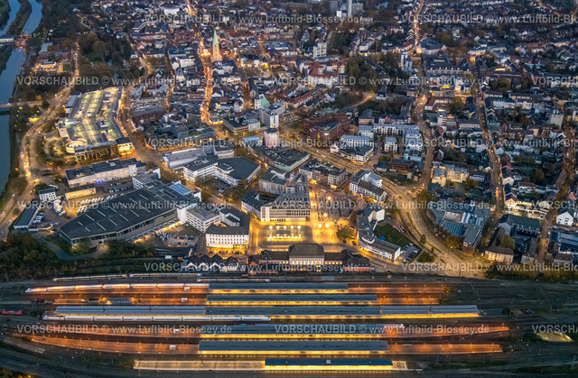 Hamm231103720Nacht | Luftbild, Nachtaufnahme, Hauptbahnhof Hbf mit Bahnhofsvorplatz und City mit Allee-Center Einkaufszentrum, Blick zur evang. Pauluskirche, Mitte, Hamm, Ruhrgebiet, Nordrhein-Westfalen, Deutschland