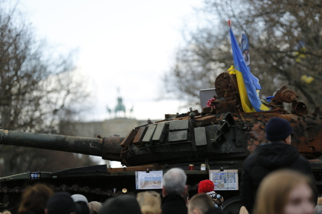 Deutschland: Panzerwrack aus der Ukraine vor der russischen Botschaft in Berlin | Deutschland, Berlin, 26.02.2023. Ein Panzerwrack steht seit dem Jahrestag des russischen Angriffs auf die Ukraine vor der russischen Botschaft in Berlin-Mitte. Der zerstörte Panzer vom Typ T-72 vor dem Gebäude Unter den Linden als Mahnmal gegen den Krieg stehen.