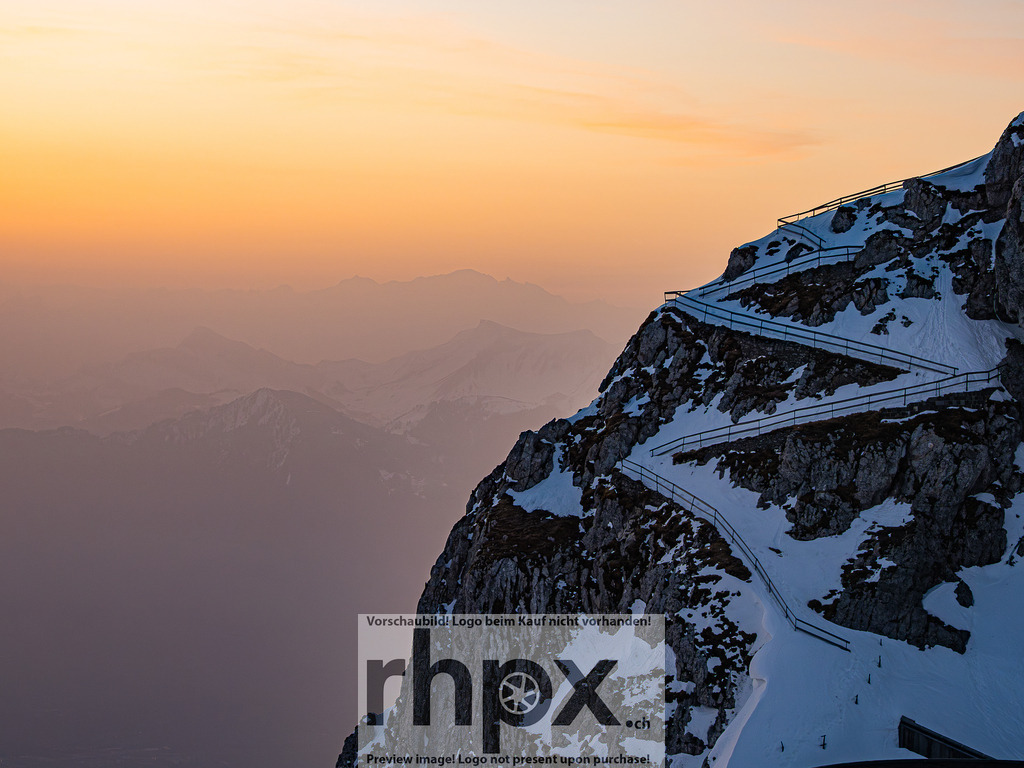 Sonnenaufgang am Pilatus | Stimmungsvolle Fotokunst aus Luzern. Erlebe den Pilatus, den See und die Stadt Luzern in exklusiven Aufnahmen in der Fotogalerie & Shop. - Realisiert mit Pictrs.com
