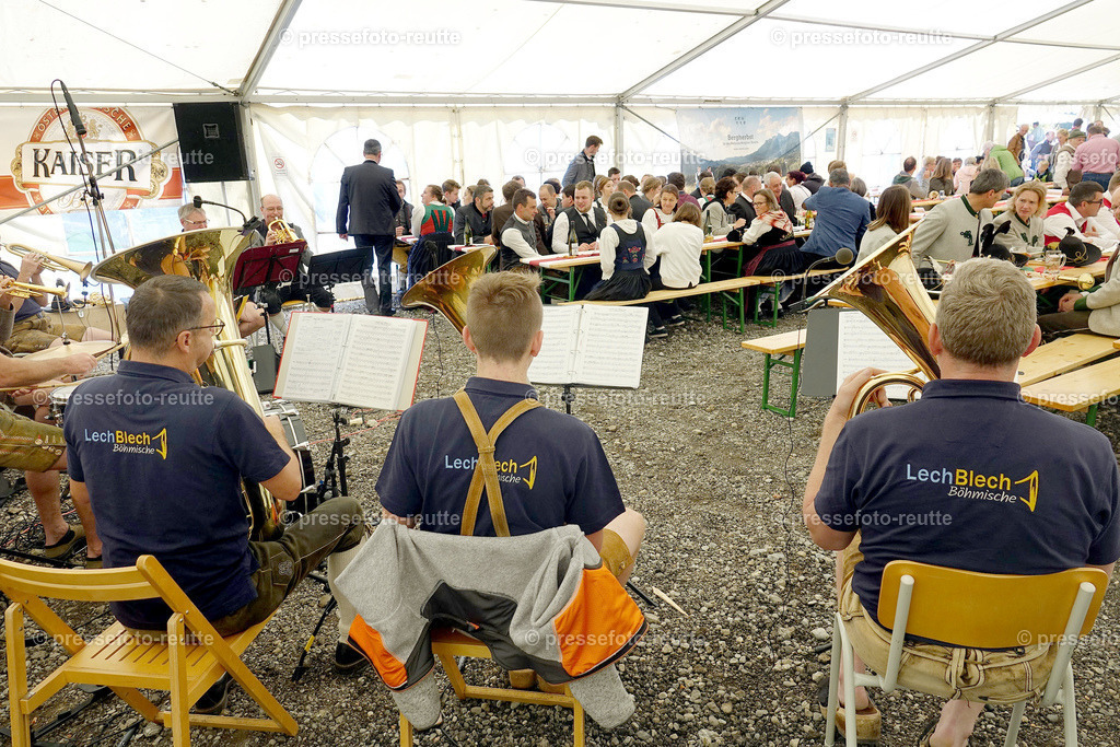 z-news-2022-Okt16-LJ_Erntedank_-ZELTFEST-DSD04809 | Info aus dem Bezirk Reutte/Ausserfern Tirol sowie eine umfangreiche Bilddatenbank über die gesamte Region: Lechtal, Talkessel Reutte, Tannheimertal, Zwischentoren. Lech, Plansee, Zugspitze, Grenztunnel, B179, Fernpassstraße, Verkehr, Lawinen, Tradition, - Realisiert mit Pictrs.com