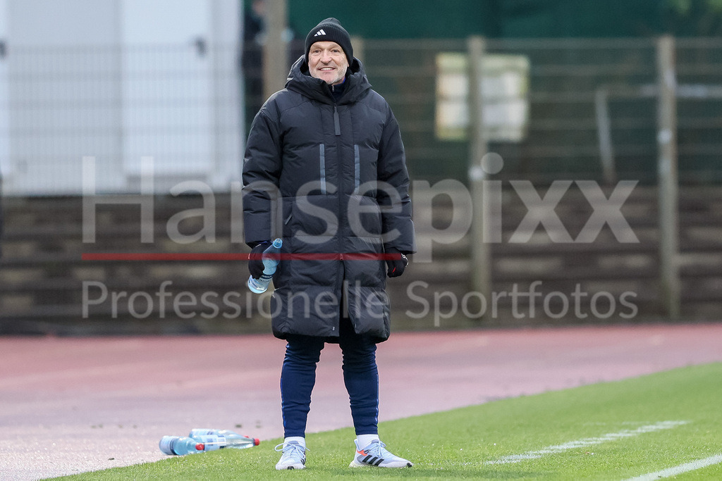 Fussball, Regionalliga Nord, SV Werder Bremen II - BSV Kickers Emden | v.li.: Stefan Emmerling (Trainer, Cheftrainer, Kickers Emden) lächelt, lacht, freut sich, Spaß, Freude