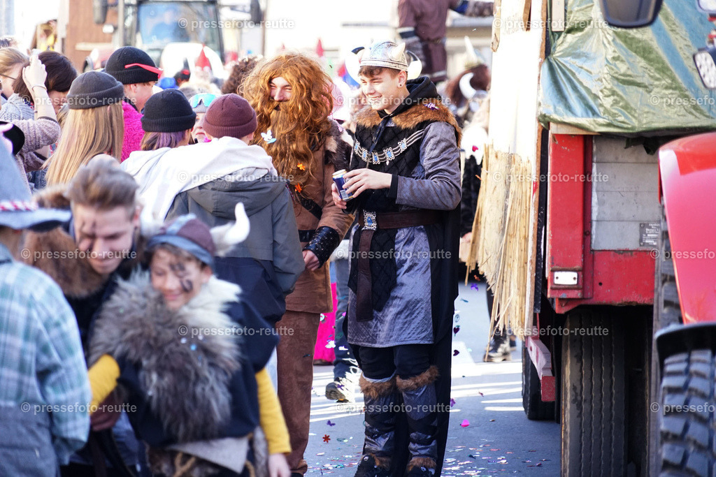 news-2023-Feb16-Unsinniger_Fasching_Reutte-sony-DSC02508 | Info aus dem Bezirk Reutte/Ausserfern Tirol sowie eine umfangreiche Bilddatenbank über die gesamte Region: Lechtal, Talkessel Reutte, Tannheimertal, Zwischentoren. Lech, Plansee, Zugspitze, Grenztunnel, B179, Fernpassstraße, Verkehr, Lawinen, Tradition, - Realisiert mit Pictrs.com