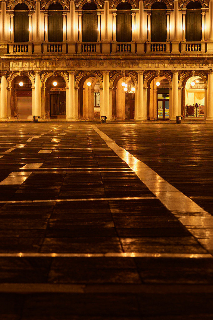 Arkaden am Markusplatz am frühen Morgen | Venedig, Italien - December 05, 2016: Arkaden am Markusplatz am frühen Morgen. - Realisiert mit Pictrs.com