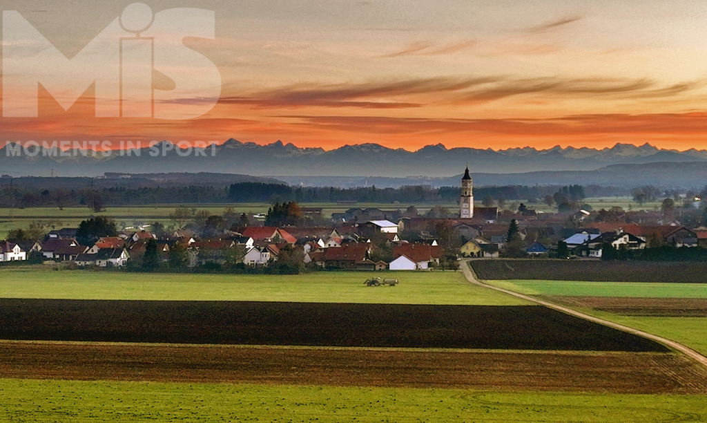 mis310719RF04.JPG | 19.11.2021, Herbstimpressionen bei Bad Wörishofen im Allgäu,  Der Ort Schlingen mit dem Kirchturm und die Alpenkette im Hintergrund, der Abend dämmert und die Nebelschwaden liegt über der Landschaft. Unten bringt ein Landwirt mit dem Jauchefass auf seinem Feld die Jauche aus. Drohnenbild. 


 - Realisiert mit Pictrs.com