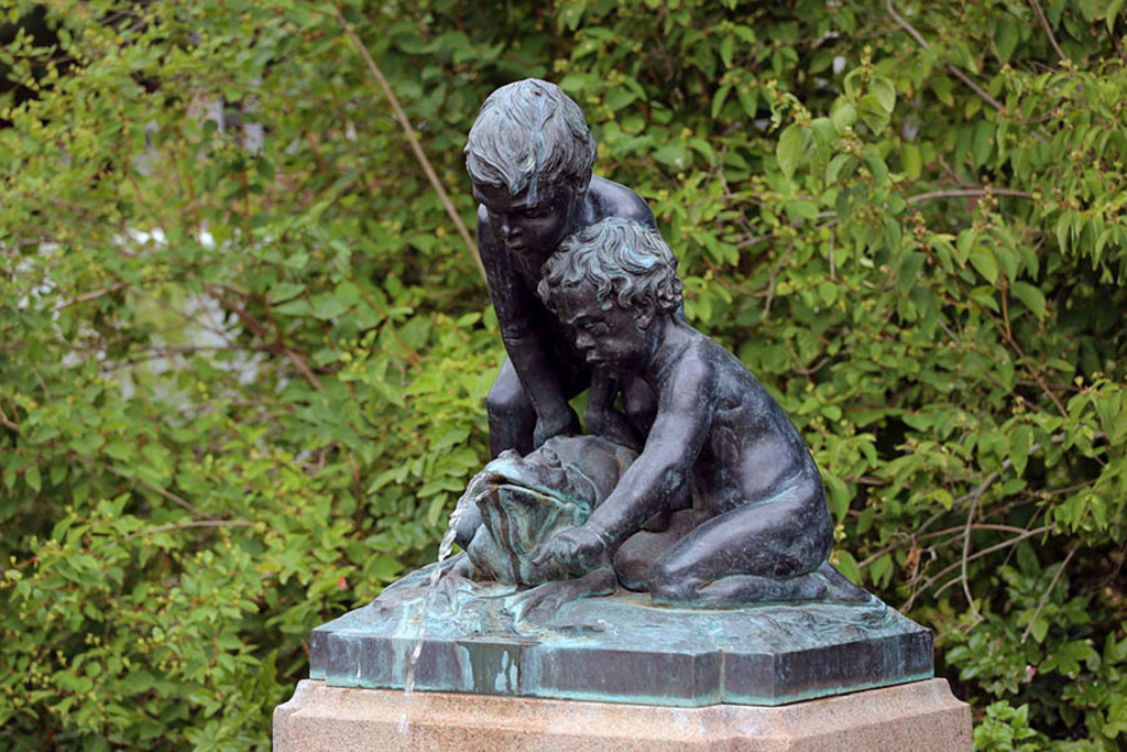 Foto: Leipzig - Froschbrunnen | Das Team hinter BILDLEXIKON LEIPZIG bündelt historische wie aktuelle Informationen über die Stadt Leipzig in Text und Bild auf einer Plattform und stellt diese der interessierten Öffentlichkeit zur Verfügung.