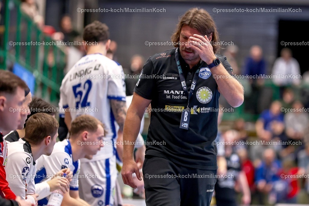 BHC11122501092 | 11.12.2025, Handball, HBL, Bergischer HC - ThSV Eisenach, Unihalle Wuppertal: Sebastian Hinze (Eisenach #hc) gestikulierend am Spielfeldrand  