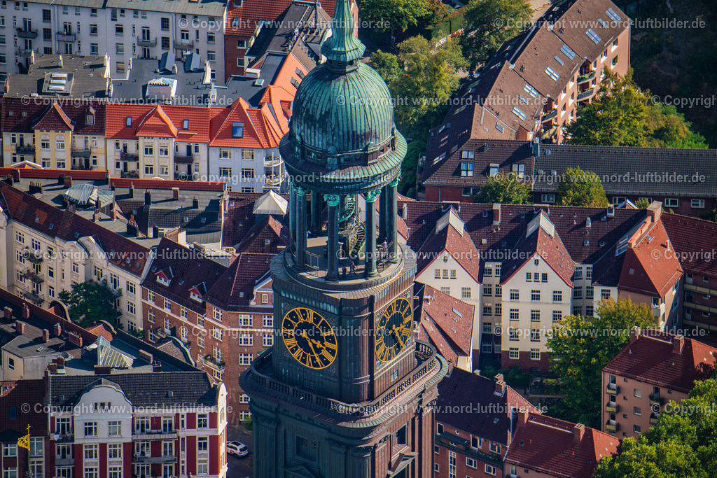 Hamburg_Michel_ELS_3338200922 | HAMBURG 20.09.2022 Turm der Hauptkirche Sankt Michaelis genannt „ Michel “ in Hamburg. Die evangelische Kirche St. Michaelis an der Straße Englische Planke in der Hansestadt wurde im Stil des Barock wurde im 17. Jahrhundert erbaut. Weiterführende Informationen bei: Hauptkirche St. Michaelis. // View of the church St. Michaelis in Hamburg. Further information at: Hauptkirche St. Michaelis. Foto: Martin Elsen