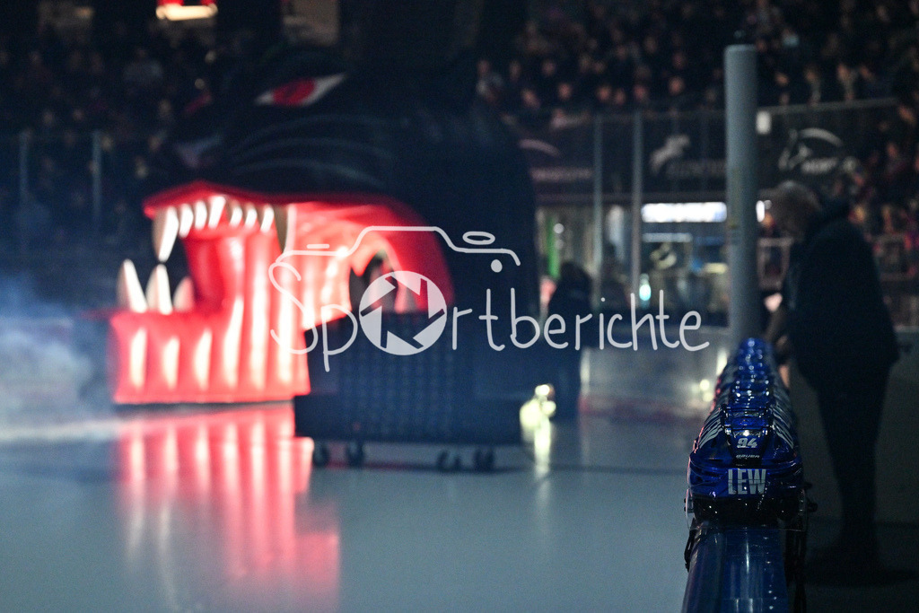 Augsburger Panther - Kölner Haie | Der Einlauf der Panther beim Heimspiel gegen Koeln / DEL: Augsburger Panther - Koelner Haie, Curt Frenzel Stadion am 02.03.2025