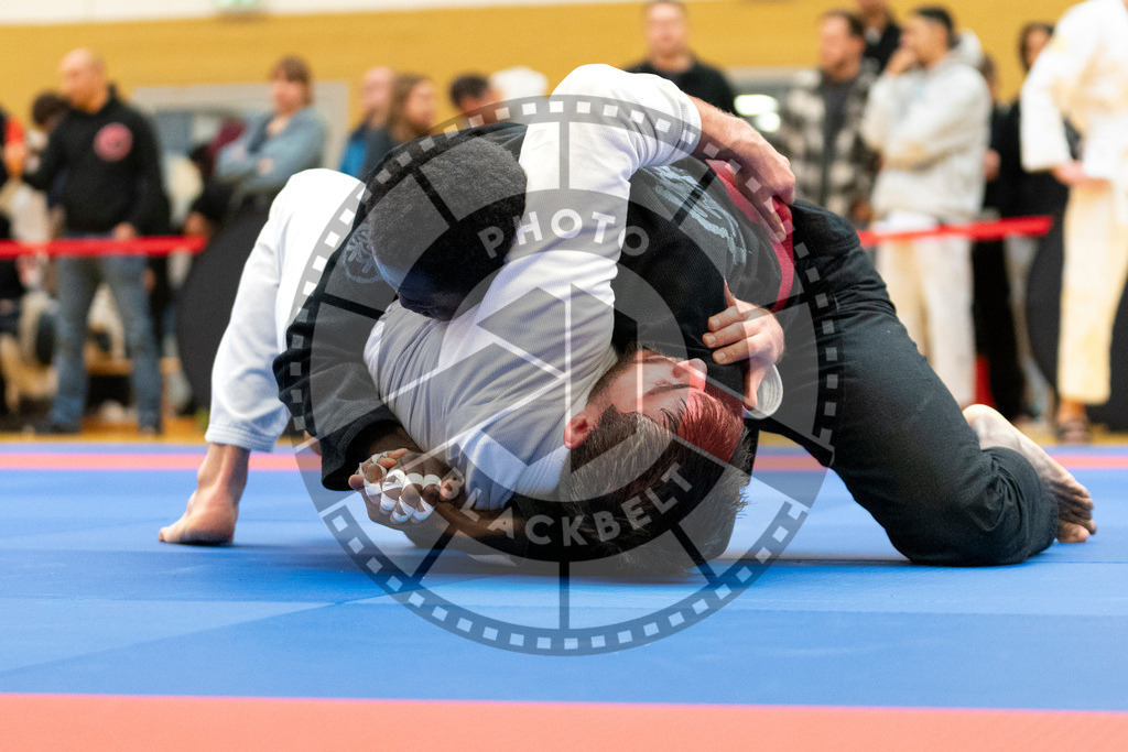 20231118PBB12442 | Fighters compete during the AJP Tour 600 Frankfurt Championship in Frankfurt/Main, Germany, on November 18, 2023.