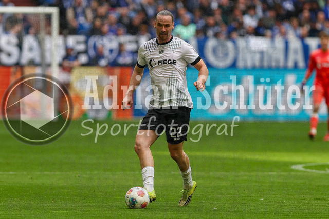 19.04.2026, GER, Fussball, Herren, 2. BL, Saison 2025/2026, FC Schalke 04 - Preußen Münster | Jannis Heuer (Münster) in Aktion am Ball, Einzelaktion 