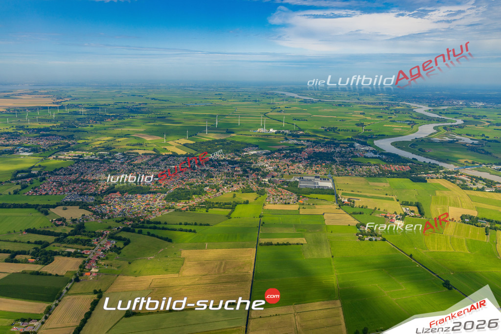 Neue Luftbildaufnahme der Stadt Weener - Das Luftbild wurde 2025 vom UL-Flugzeug heraus erstellt ( keine Drohnenaufnahme ) - Hochauflösende Luftaufnahme - für Wandbilder und großformatige Ausdrucke geeignet. Das besondere Geschenk!Hier alle&nbsp;Infos zur Lizenzierung der LuftaufnahmeWir fliegen auch dieses Jahr wieder in Ihre Region um Luftbilder zu erstellen.- Luftbild anfragen