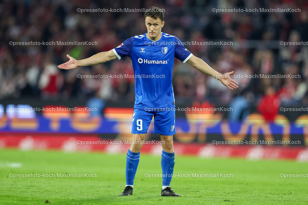 Koe14092401020 | 14.09.2024, 2. Fußball Bundesliga, 1. FC Köln - 1. FC Magdeburg, RheinEnergieSTADION, Saison 2024 2025: Martijn Kaars (1.FC Magdeburg #9) steht gestikulierend mit ausgebreiteten Armen auf dem SpielfeldDFB regulations prohibit any use of photographs as image sequences and or quasi-video.