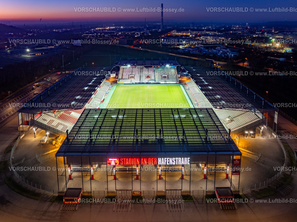 Essen241260281RWE-StadionAnDerHaffenstrasse | Luftbild, Fußballstadion an der Hafenstraße des Clubs Rot-Weiss Essen,3. Bundesliga , Essen-Borbeck, Tribünen, ,Essen, Ruhrgebiet, Nordrhein-Westfalen, Deutschland Copyright: Blossey Mantler