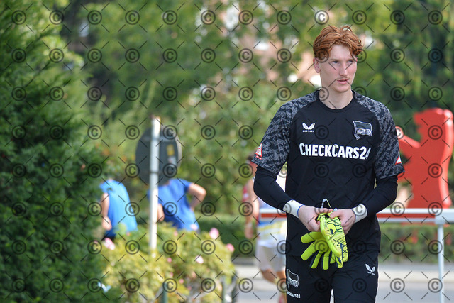 RGE_5701b | Hertha BSC, 2.Bundesliga, Herren, Saison 2025/26, Training, Torwart Konstantin Heide,  Foto:  Ralf Gebhardt - Realisiert mit Pictrs.com