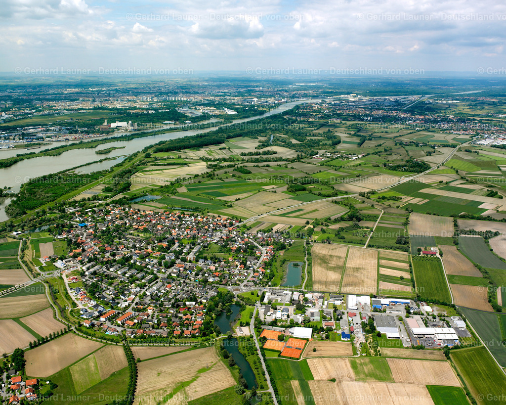 2626267 | MARLEN 09.06.2006 Ortsansicht am Rande von landwirtschaftlichen Feldern und Nutzflächen  in Marlen im Bundesland Baden-Württemberg, Deutschland // Village view on the edge of agricultural fields and land  in Marlen in the state Baden-Wuerttemberg, Germany Foto: Gerhard Launer