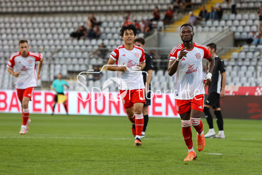 FC Bayern Amateure - FC Memmingen | Desire SEGBE AZANKPO (FCB #34)  jubelt mit seinen Teamkollegen nach seinem Elfmetertor zum 2-1 fuer die Bayern / Tor / Elfmeter / Jubel / Freude