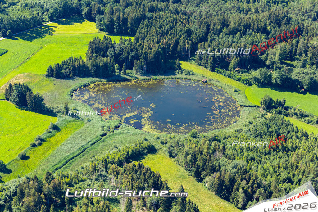 Aktuelles Luftbild von lauben see Pittenhart - Die Luftaufnahme wurde 2022 mittels UL-Flugzeug erstellt ( keine Drohne ) - hochauflösende Kamera-Systeme von  Canon -Beste Qualität - Für grossformatige Ausdrucke geeignet. Die Geschenkidee !