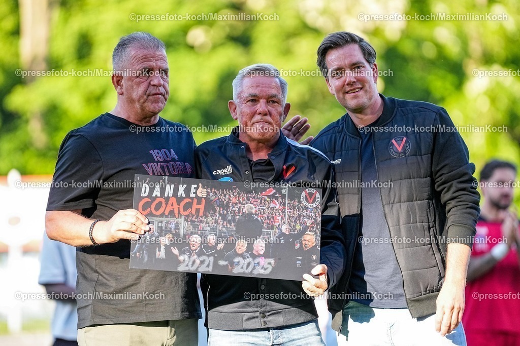 xYDR11052501011 | 11.05.2025, xydrx, Fußball, Viktoria Köln - Hannover 96 II , 3.Liga, Sportpark Höhenberg, Saison 2024 2025: Olaf Janßen (Cheftrainer Viktoria Köln) wird verabschiedet DFB regulations prohibit any use of photographs as image sequences and or quasi-video.
