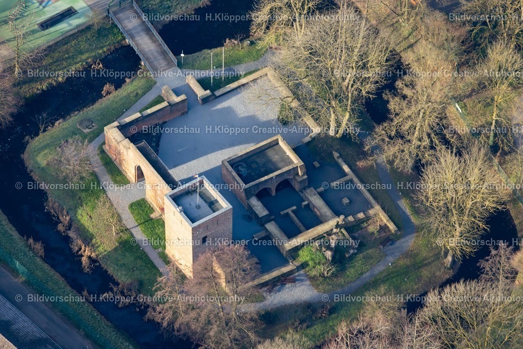Luftbild Burg Huels Krefeld-8136 | Luftbildfotografie Ruine und Mauerreste der ehemaligen Burganlage " Hülser Burg " an der Straße Herrenweg in Hüls im Bundesland Nordrhein-Westfalen, Deutschland - Realisiert mit Pictrs.com