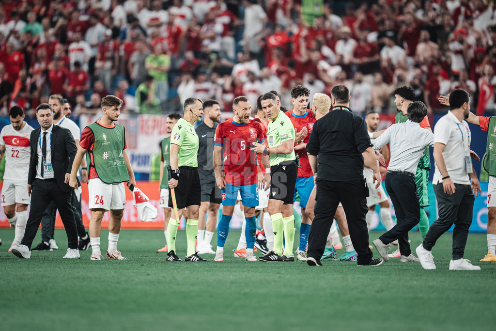 Fußball | Herren | UEFA-Fußball-Europameisterschaft 2024 | Gruppe F | Tschechien vs. Türkei | 26.06.2024 | Handgemenge kurz vor Abpfiff, Vladimir Coufal (#5, Tschechien) schreit Schiedsrichter Istvan Kovacs an